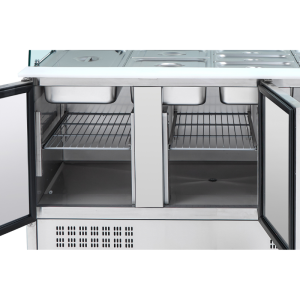 Refrigerated Saladette 4 GN 1/1 - 3 Doors Dynasteel: Optimal storage for professionals.