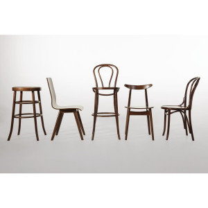 Sedie Bistrot Legno Curvato Finitura Noce. Fascino e Comfort per il Tuo Ristorante.